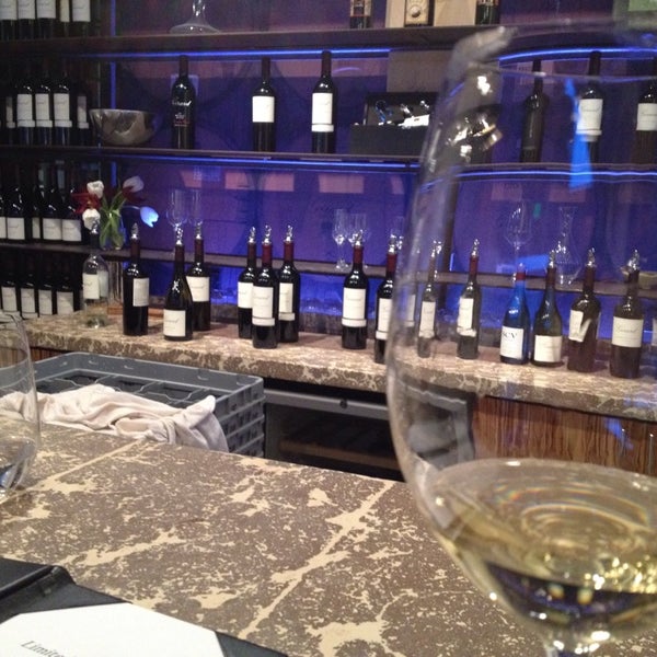 3/3/2014에 Harriet B.님이 Girard Winery Tasting Room에서 찍은 사진