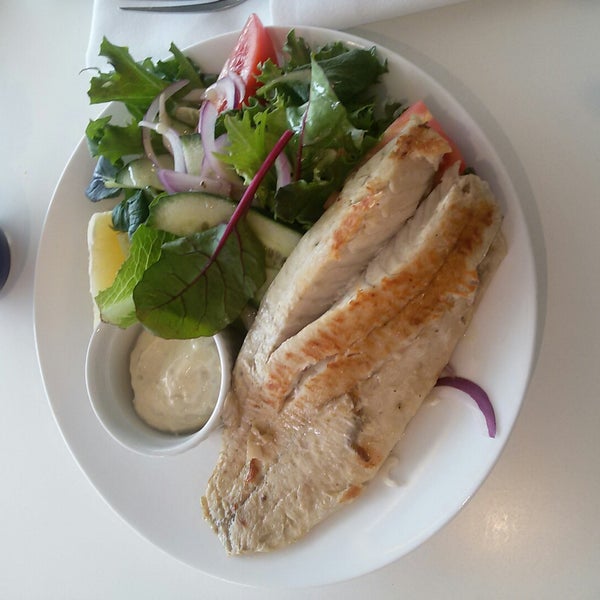 Foto diambil di Blue Fish Seafood Restaurant oleh Farzin G. pada 11/11/2014