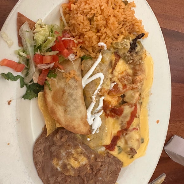 Foto diambil di Abuelo&#39;s Mexican Restaurant oleh Aysha S. pada 7/22/2023