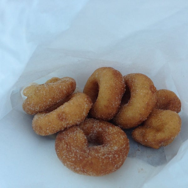 รูปภาพถ่ายที่ Danny&#39;s Mini Donuts โดย Rach E. เมื่อ 9/18/2013