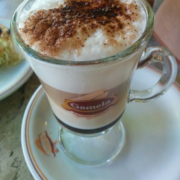 Café Mocca, Bolo, Quiche de alho-poró, Tartelette de limão, Chocolate quente.