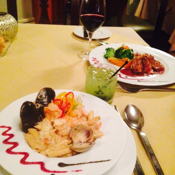 Foto diambil di Restaurante La Aldaba oleh Rubi J. pada 12/6/2014