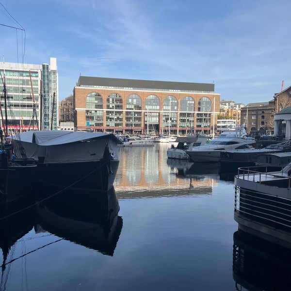 Foto tirada no(a) St Katharine Docks por Ibra em 2/5/2023