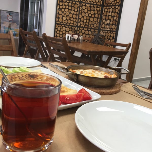 Снимок сделан в Balkon Cafe &amp; Kahvaltı пользователем Merve Y. 4/13/2016