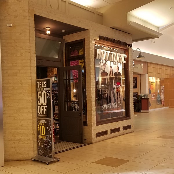 Hot Topic, 180 Millcreek Mall, Erie, PA, hot topic,hot topic millcree...