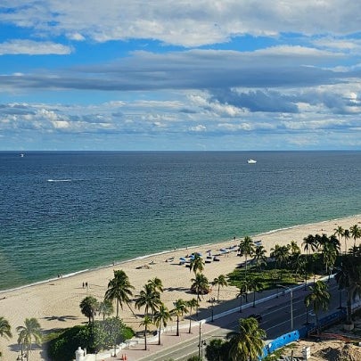 Das Foto wurde bei Courtyard Fort Lauderdale Beach von Ami H. am 10/20/2023 aufgenommen