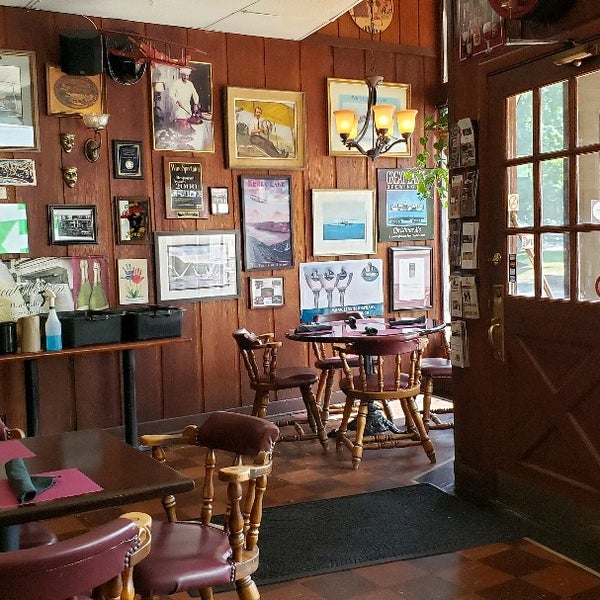 Foto scattata a Village Tavern Restaurant &amp; Inn da Ami H. il 8/5/2020
