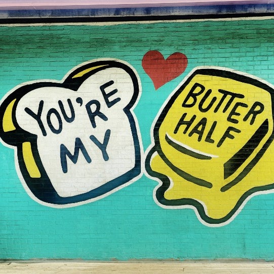 Foto tirada no(a) You&#39;re My Butter Half (2013) mural by John Rockwell and the Creative Suitcase team por Ami H. em 5/11/2023