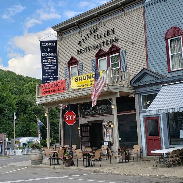 Foto scattata a Village Tavern Restaurant &amp; Inn da Ami H. il 8/5/2020