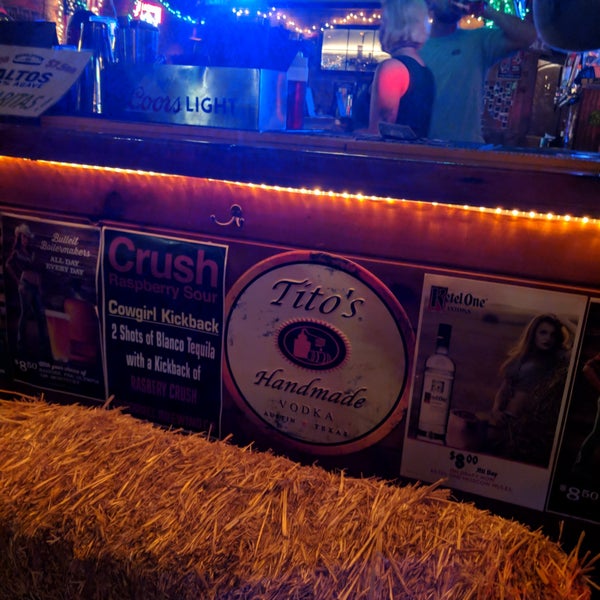Foto tirada no(a) Shingletown Saloon | Neighborhood Bar &amp; Restaurant por Taylor O. em 6/23/2018