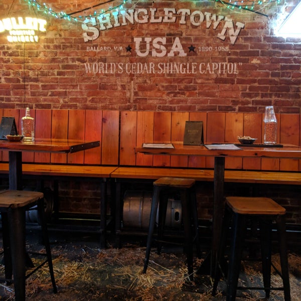 Foto tirada no(a) Shingletown Saloon | Neighborhood Bar &amp; Restaurant por Taylor O. em 5/7/2018