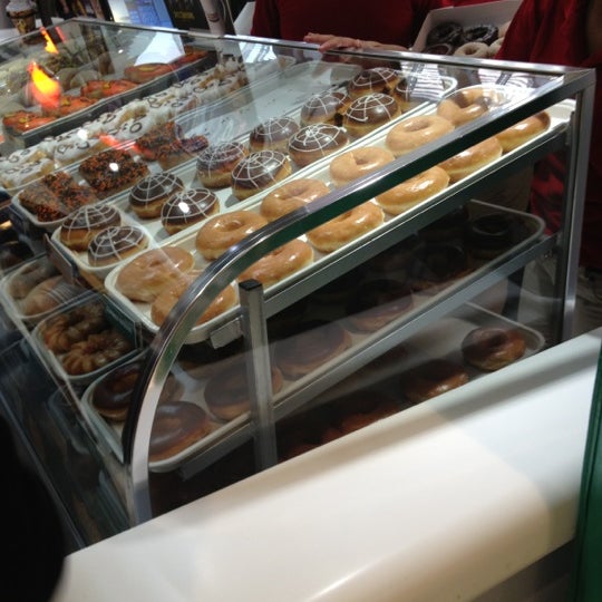 10/13/2012 tarihinde Adriana L.ziyaretçi tarafından Krispy Kreme'de çekilen fotoğraf