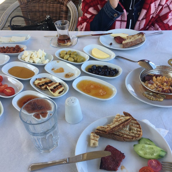 Das Foto wurde bei İskele Et &amp; Balık Restaurant von Elif S. am 4/25/2018 aufgenommen