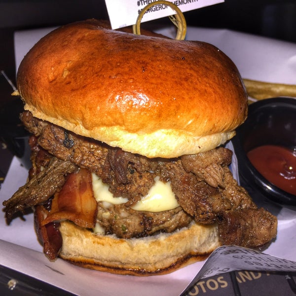 4/26/2015 tarihinde Angelo T.ziyaretçi tarafından Mustard&#39;s Burger Shop &amp; Grill'de çekilen fotoğraf