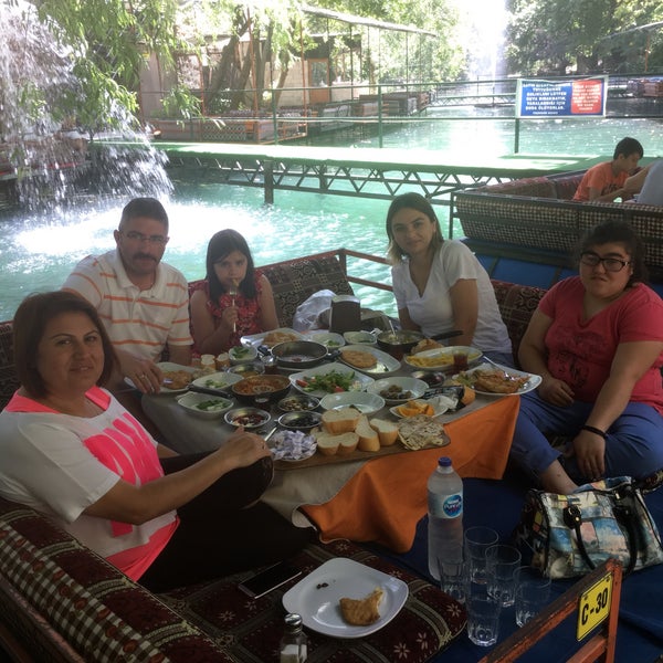 Das Foto wurde bei Anadolu Köyü Restaurant von Kürşat G. am 6/5/2019 aufgenommen
