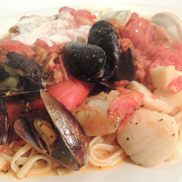 Das Foto wurde bei Joey&#39;s Italian Restaurant von Joey&#39;s Italian Restaurant am 4/11/2014 aufgenommen