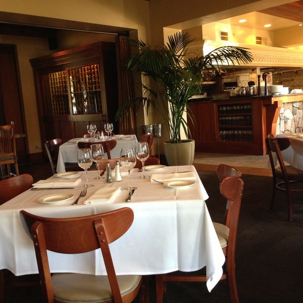 รูปภาพถ่ายที่ Hurley&#39;s Restaurant โดย Marquis K. เมื่อ 5/2/2013