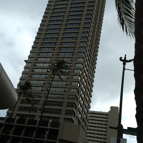 รูปภาพถ่ายที่ Holiday Inn Express Honolulu-Waikiki โดย Issei I. เมื่อ 12/1/2017