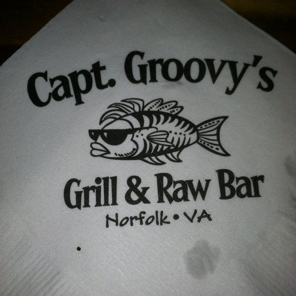 Foto tirada no(a) Captain Groovy&#39;s Grill and Raw Bar por 🌴 Julie W. em 3/16/2013