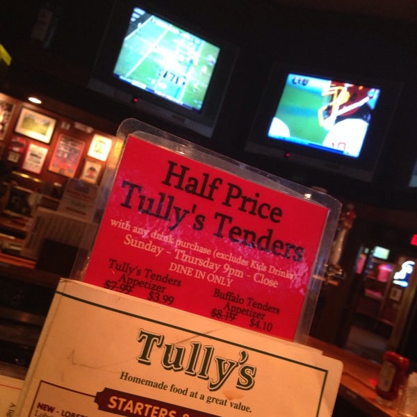 รูปภาพถ่ายที่ Tully&#39;s Good Times โดย BillySnaps .. เมื่อ 10/27/2013