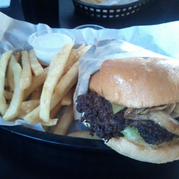 10/1/2013에 Kevin Kiwon P.님이 Archie&#39;s Giant Hamburgers &amp; Breakfast에서 찍은 사진