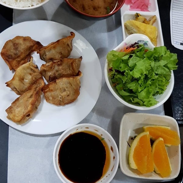 A comida é um pouco salgada demais, o que atrapalha um pouco os sabores delicados e claramente distintos de cada item do teishoku. Destaques para o gyoza, o tamagoyaki e a anchova teriyaki.