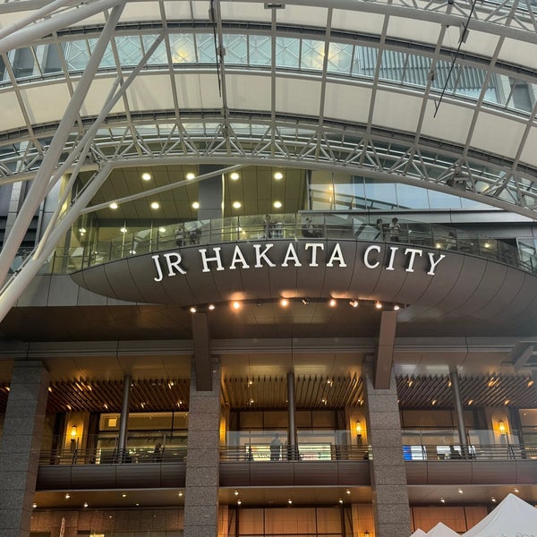 รูปภาพถ่ายที่ Hakata Station โดย Funky K. เมื่อ 4/21/2024