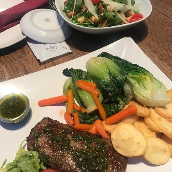 Cozy place, nice waiters (asked me about allergies), delicious dishes. It is not about only burgers. We tried chimichurrl rumpsteak & house mix salad (photo). Yummmy:)