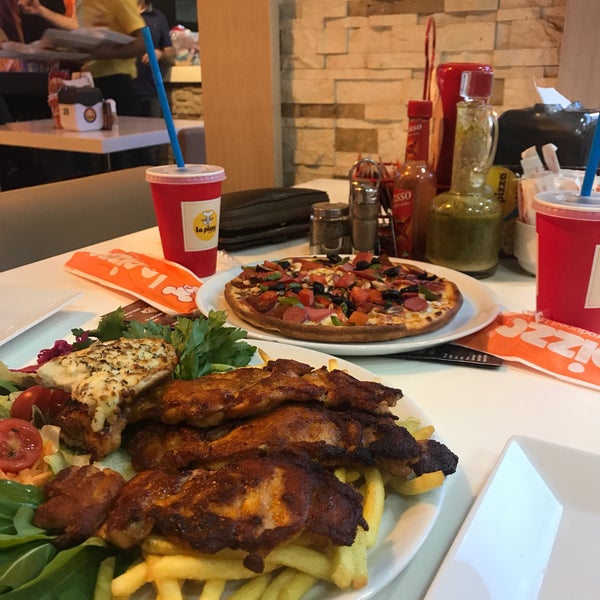 4/17/2018 tarihinde Demet Y.ziyaretçi tarafından La pizza'de çekilen fotoğraf