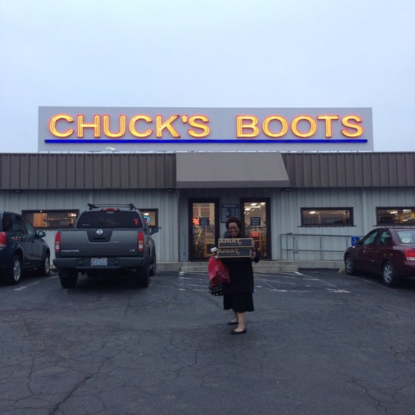 Снимок сделан в Chuck&#39;s Boots пользователем Alex K. 2/8/2013