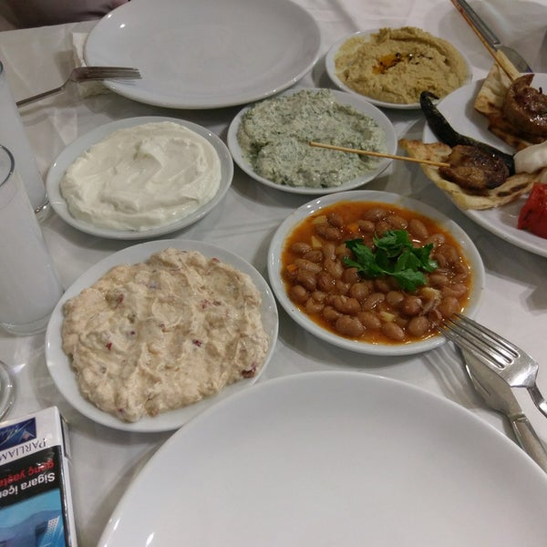 Foto diambil di Kolcuoğlu Restaurant oleh Müjdat K. pada 3/21/2018