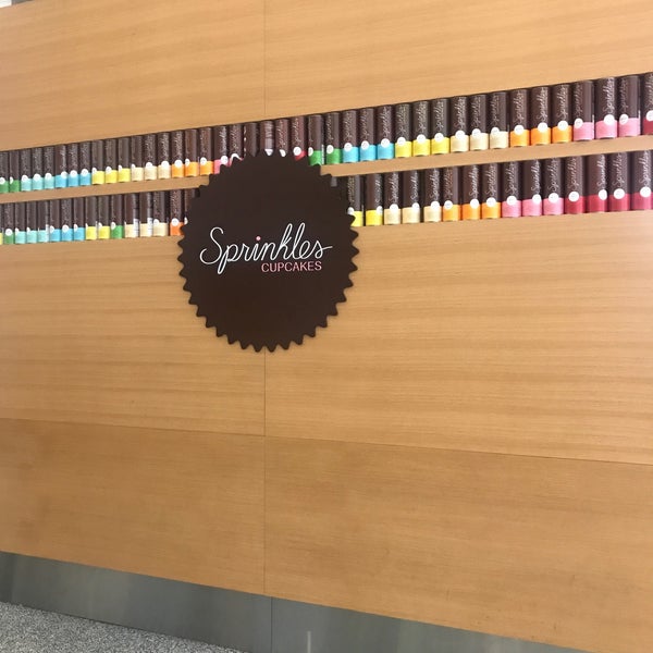 Photo taken at Sprinkles New York - Brookfield Place by Florian S. on 8/27/2017