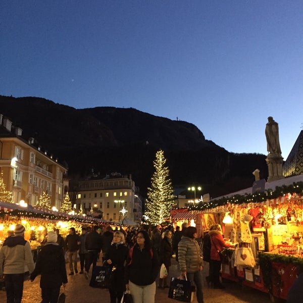 Foto diambil di Weihnachtsmarkt Meran / Mercatino di Natale Merano oleh Andrea M. pada 12/27/2016