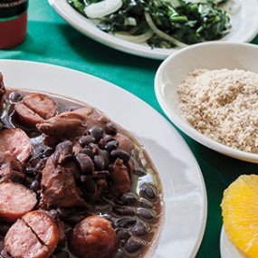 Restaurante que, aparte de los tradicionales cortes, ofrece platillos caseros brasileños.