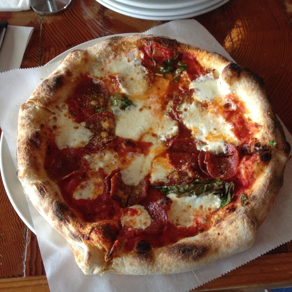 4/30/2013 tarihinde Brian N.ziyaretçi tarafından Pitfire Pizza'de çekilen fotoğraf