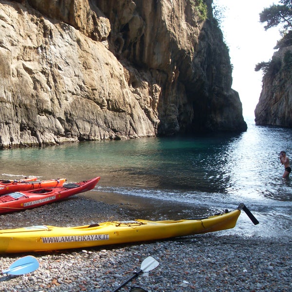 Foto tirada no(a) Amalfi Kayak Tours, Italy por Amalfi Kayak Tours, Italy em 4/14/2015