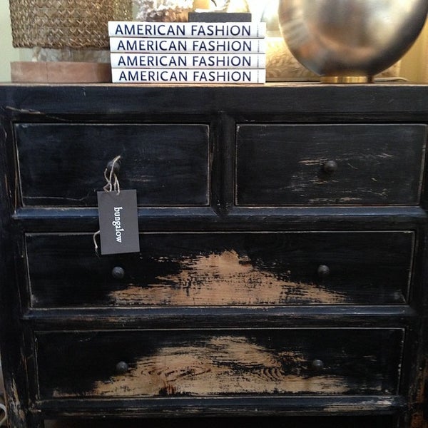 Das Foto wurde bei Bungalow Furniture &amp; Accessories von Alicia F. am 3/20/2014 aufgenommen
