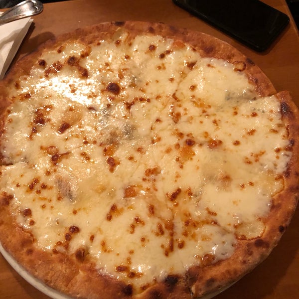 Foto diambil di Pizzeria Pera oleh Gokce Y. pada 9/28/2019