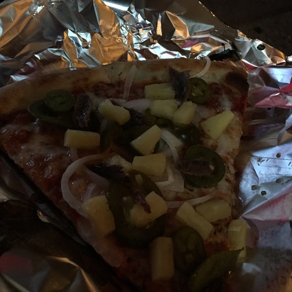 Снимок сделан в Victor&#39;s Pizza пользователем Tera D. 8/5/2015