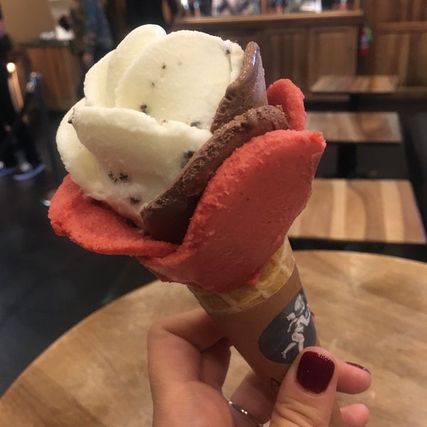 9/16/2017 tarihinde Irina D.ziyaretçi tarafından Sprinkles Beverly Hills Ice Cream'de çekilen fotoğraf