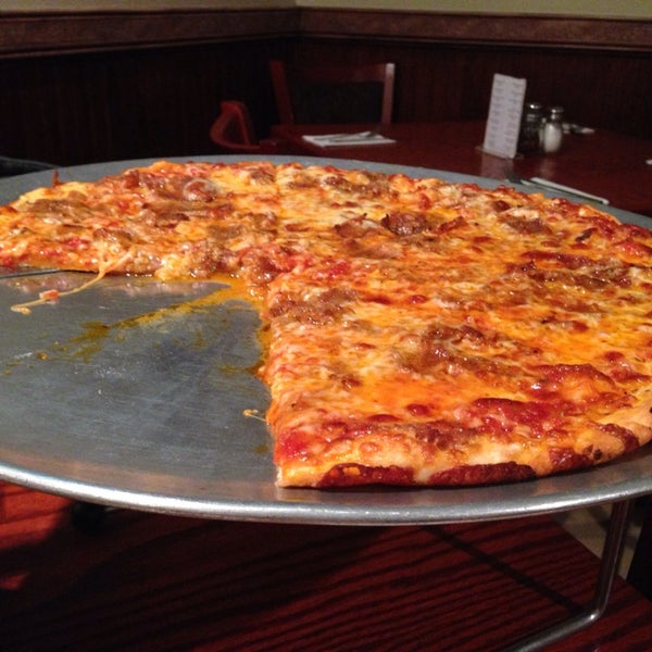 Das Foto wurde bei Starlite Restaurant &amp; Pizza von Margie M. am 4/1/2014 aufgenommen