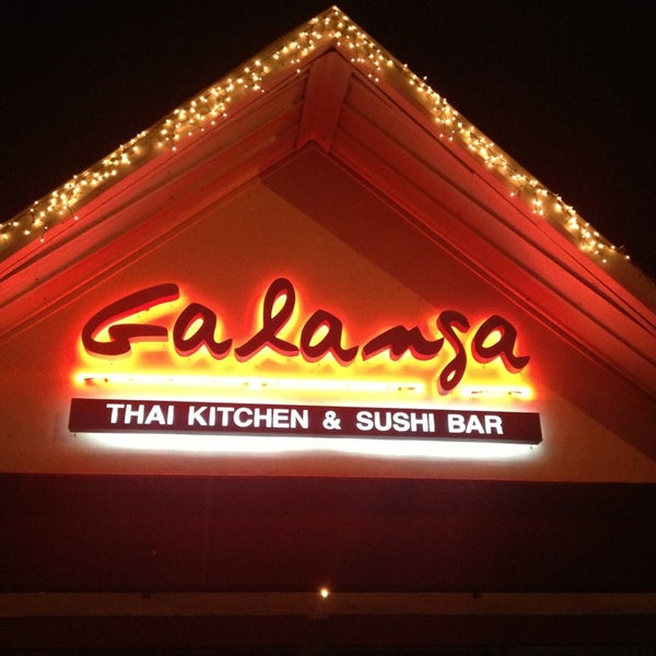 Foto scattata a Galanga Thai Kitchen &amp; Sushi Bar da Tia il 1/20/2013