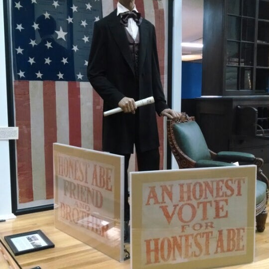 7/22/2014 tarihinde Josiah T.ziyaretçi tarafından Abraham Lincoln Library &amp; Museum'de çekilen fotoğraf