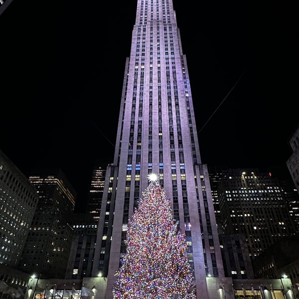 Foto diambil di Rockefeller Plaza oleh Melanie N. pada 12/19/2023