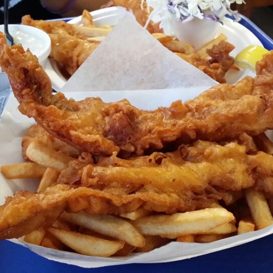 Photo taken at Harbor Fish and Chips by Julian R. on 3/29/2014