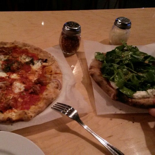 3/9/2014 tarihinde Adam J.ziyaretçi tarafından Pitfire Artisan Pizza'de çekilen fotoğraf