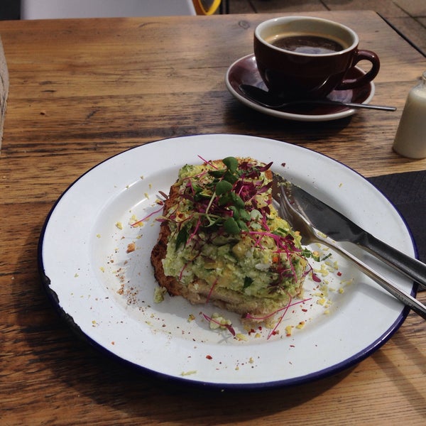 Foto tomada en Yorks Bakery Cafe  por Elliot L. el 8/16/2015