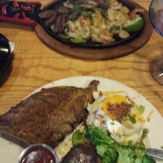 Photo taken at Chili&#39;s Grill &amp; Bar by Patricia S. on 5/12/2014