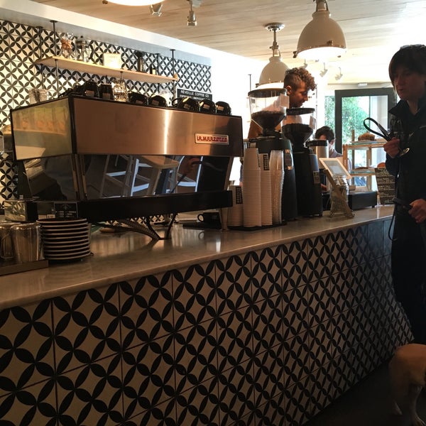 Foto diambil di Réveille Coffee Co. oleh Svjetlana V. pada 3/15/2016