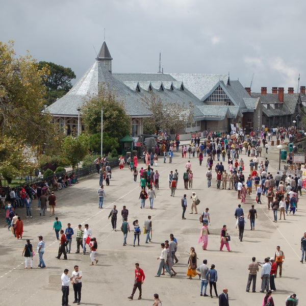 The amazing Shimla Mall, the perfect place for a stroll, to drink a chai and to do some shopping.